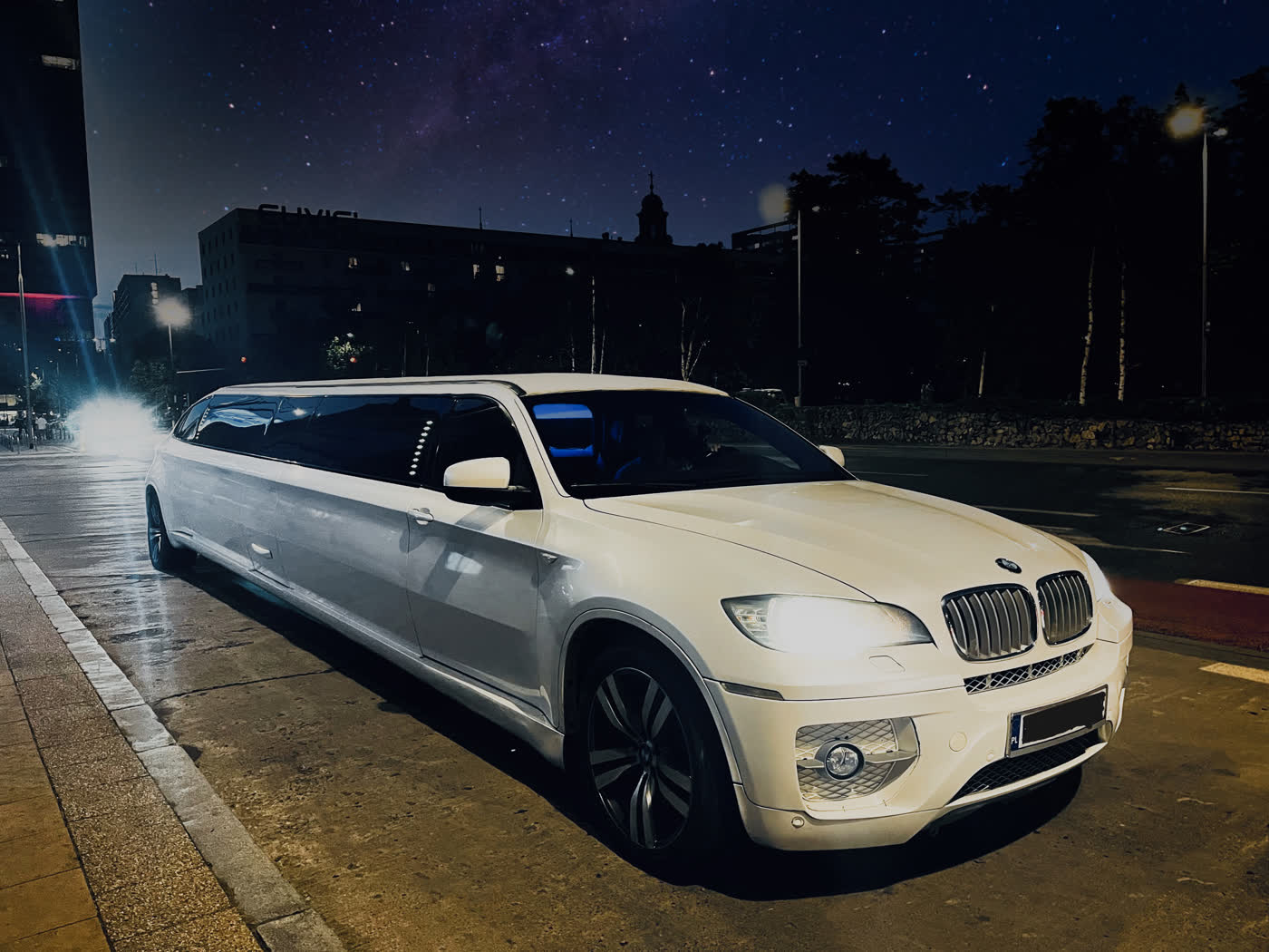 Wynajem limuzyny Warszawa — BMW X6 MissBehave do 12 osób