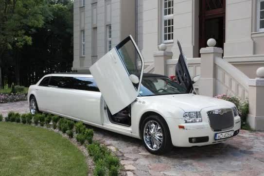 Wynajem limuzyny Warszawa — Chrysler BabyBentley do 10 osób