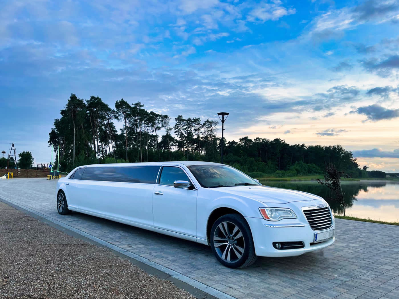 Wynajem limuzyny Warszawa — Chrysler Premium do 10 osób