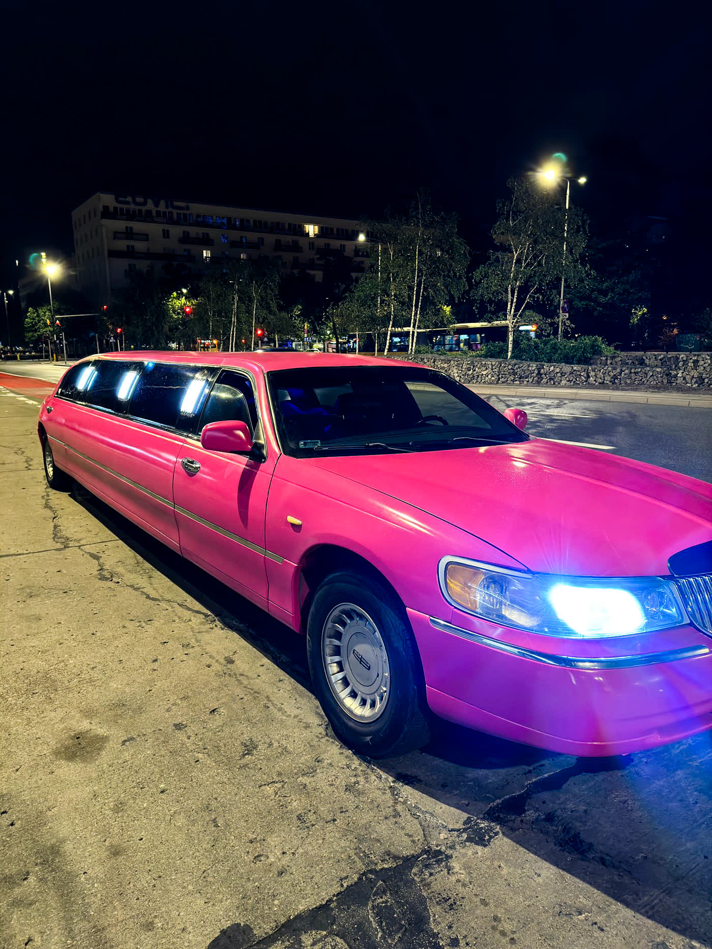 Różowa limuzyna Warszawa — Lincoln Pinky na wieczór panieński, do 10 osób